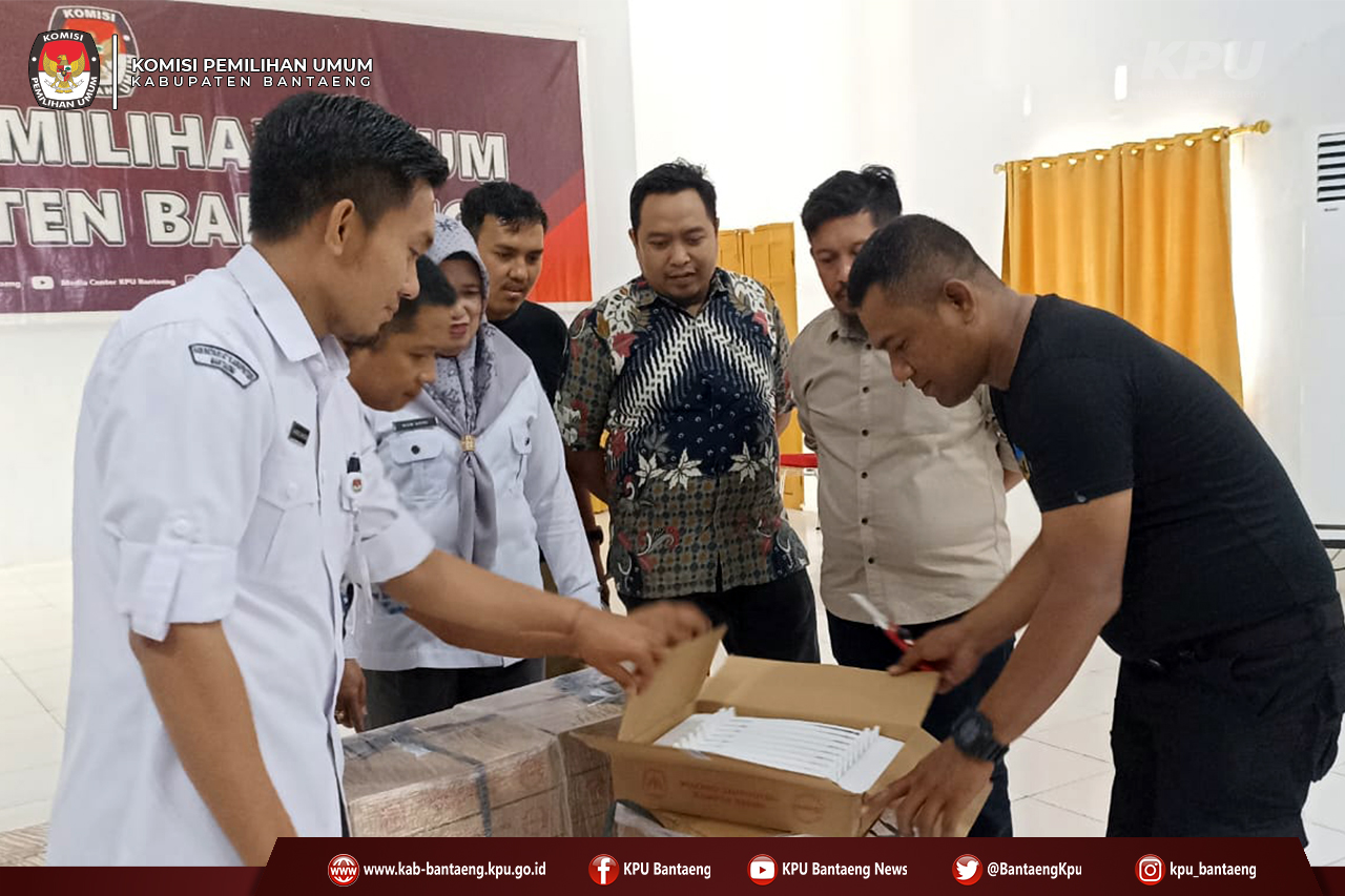 KPU Kab Bantaeng Melaksanakan Sortir Segel Plastik Pengganti Gembok Pemilu Tahun 2024.