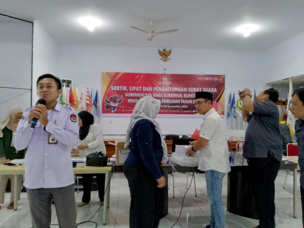 KPU Kab Bantaeng Melakukan Penyortiran Surat Suara Calon Bupati dan wakil Bupati tahun 2024.