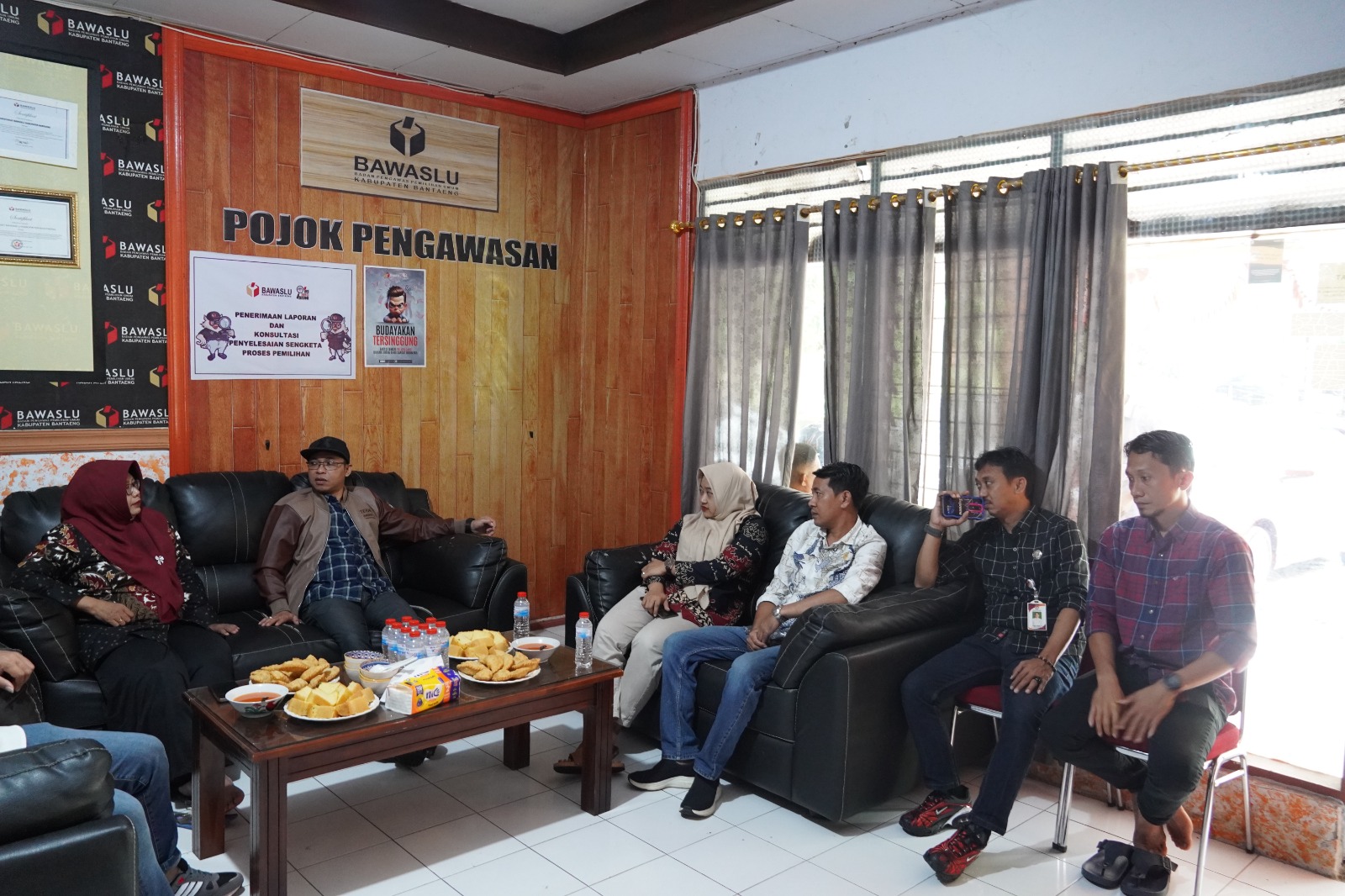 Ketua KPU Melakukan kunjungan Audence ke kesbanpol,dan bawaslu pasca selesainya Pilkada .