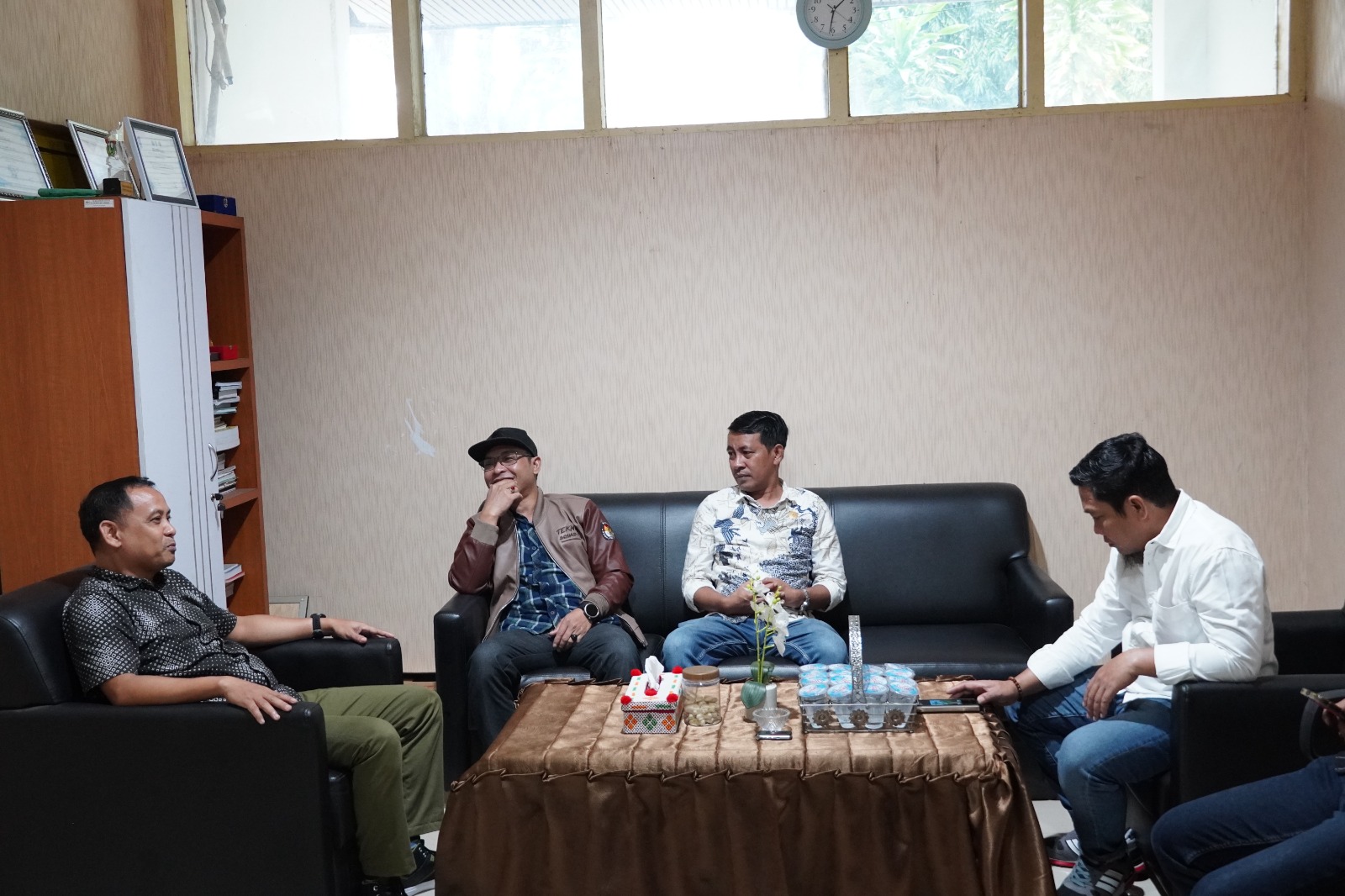 Ketua KPU Melakukan kunjungan Audence ke kesbanpol,dan bawaslu pasca selesainya Pilkada .